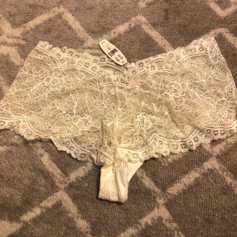 NWT Ivory VS Lace Tanga
